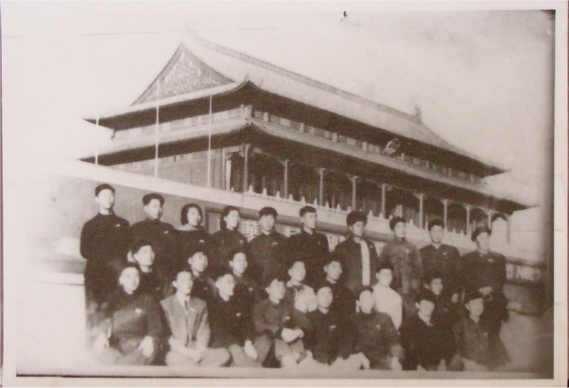 1955年考取北京高校的丹中校友在天安门前合影